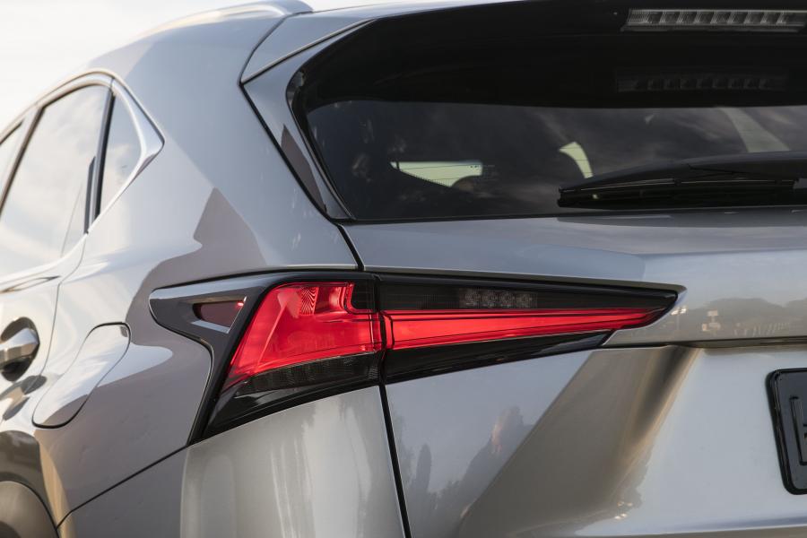 Детали экстерьера Lexus NX300 F-Sport 2017 года  (NA) (фото 27 из 41)